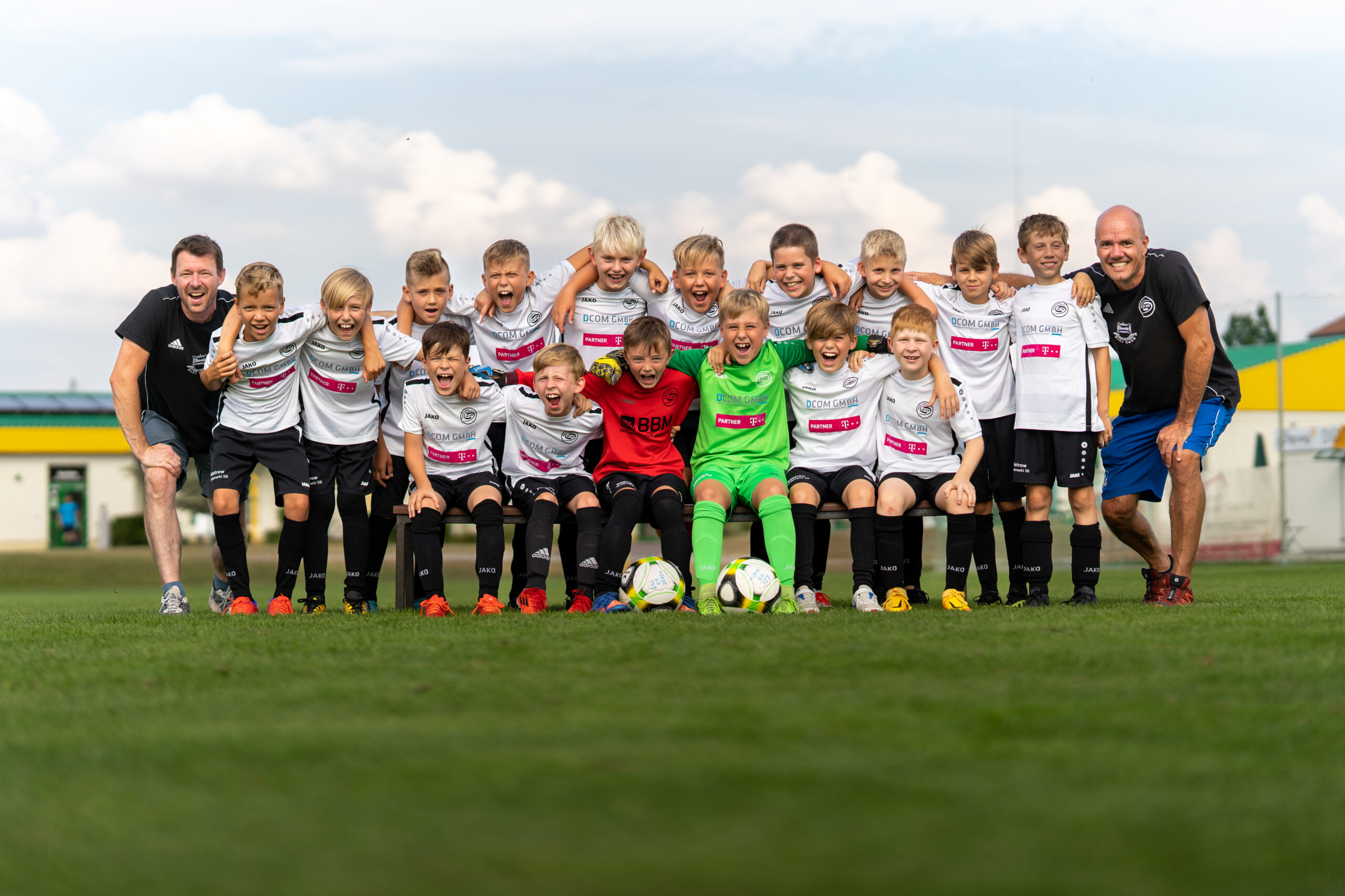 Mannschaftsbild der D1 2022 mit Trainer Andreas Jabs im Friedrich Ludwig Jahnstadion