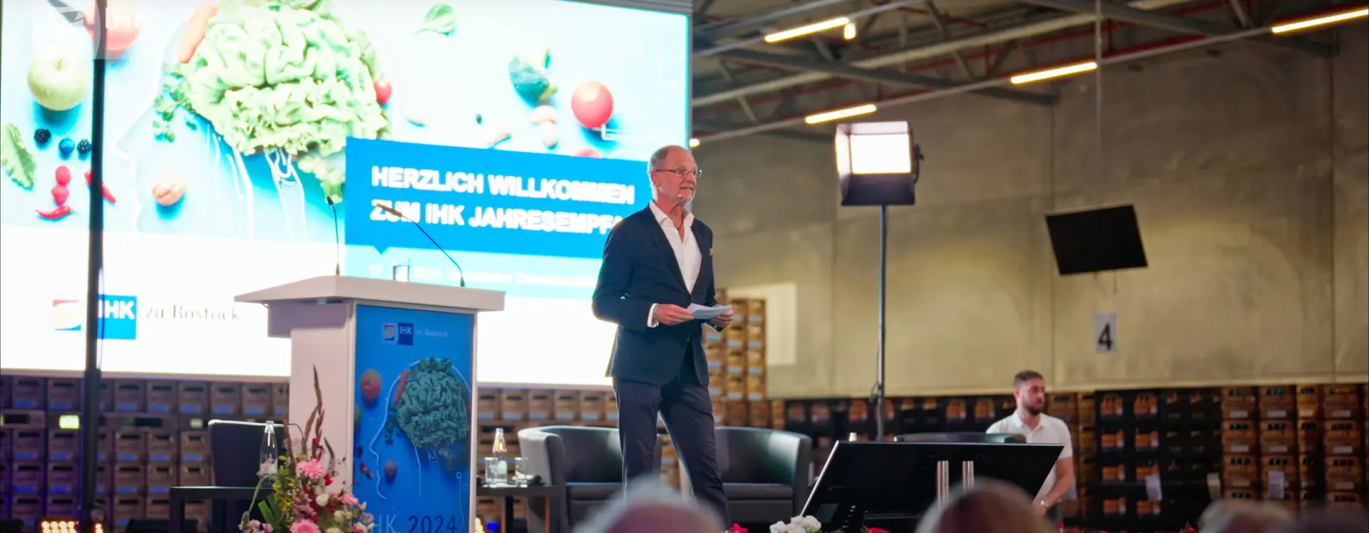 Moderator auf einer Bühne während einer Business-Konferenz – professionelle Eventfilm-Produktion von Yourfilms.